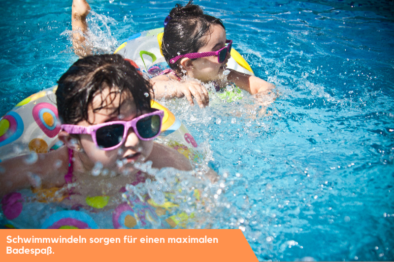 Schwimmwindeln für Kinder im Wasser.
