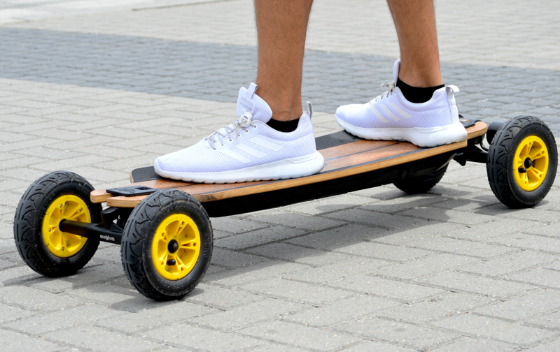 E-Skateboard mit speziellen Reifen für den Offroad-Bereich