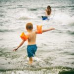 Kind mit SchwimmflÃ¼gel im Meer