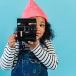 Kind nimmt kinder-fotoapparat Bilder auf