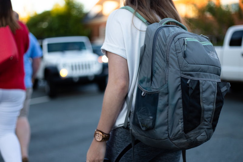 Mädchen mit Schulrucksack im Straßenverkehr