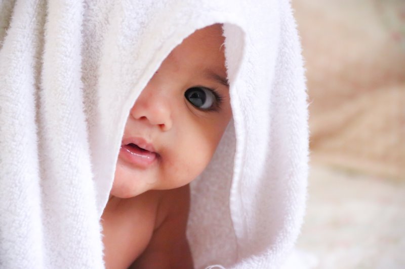 Baby mit weißem Badetuch
