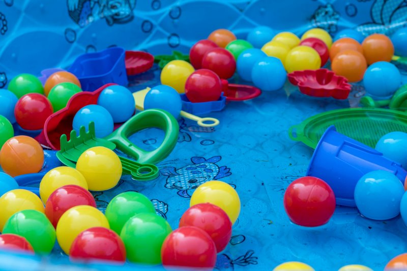 Bällebad mit Wasser und Spielzeug
