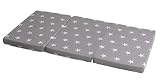 roba Reisebettmatratze Little Stars - Faltbare Baby Matratze für Reisebett 60 x 120 cm - Abnehmbarer Bezug in Grau mit weißen Sternen - Inklusive Tragetasche