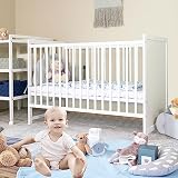 Alcube® Babybett 60x120 cm CASPAR weiß | Baby Bett höhenverstellbar mitwachsend Gitterbett 120x60 Kinderbett mit 3 Schlupfsprossen Baby Bed aus Kiefernholz babybetten | Made in Europe
