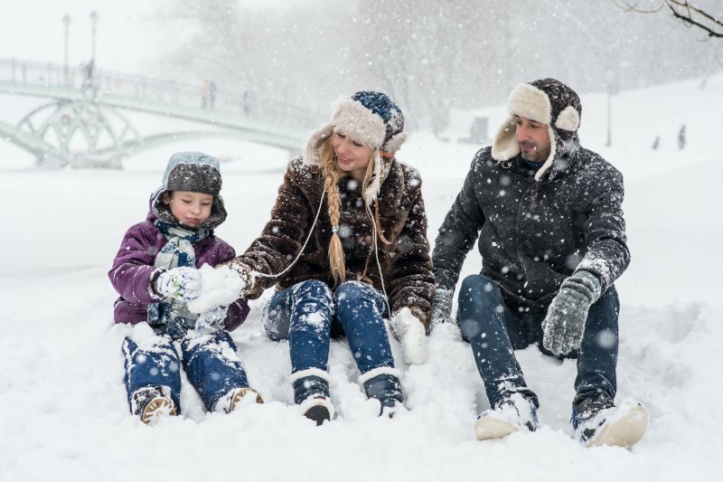 Kinderwinterjacke im Schnee Famile im Schnee