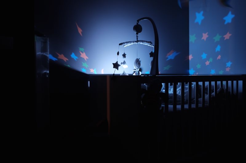 Baby Schlafzimmer mit projizierten Sternen an den Wänden 