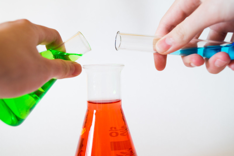 Bunte Experimente im Experimentierkasten Erlenmeyer Kolben des Chemie - Experimentierkastens