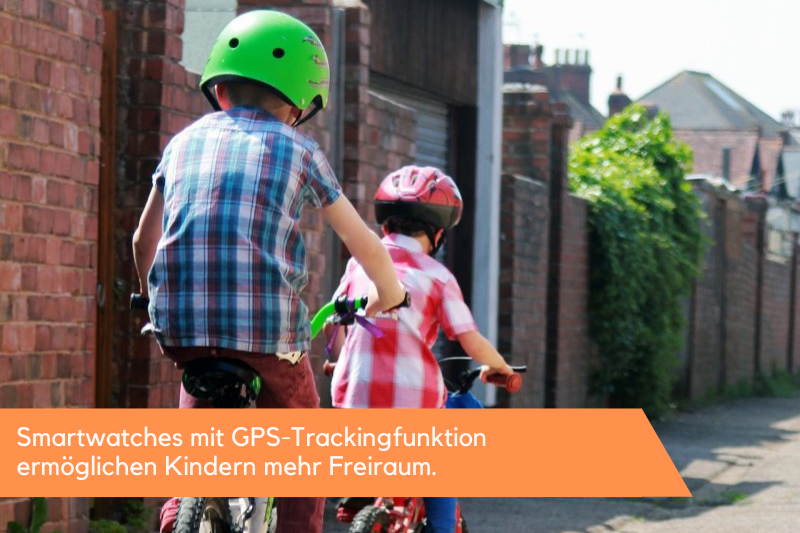 Fahrradfahren mit Smartwatches Zwei Kinder fahren mit Smartwatches Fahrrad