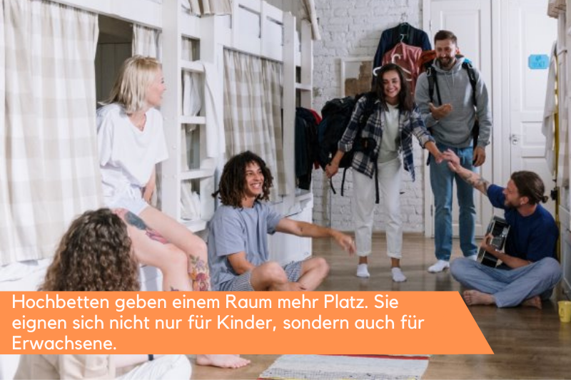 Hochbett für Erwachsene Mehrere Personen stehen in einem Raum mit einem Hochbett