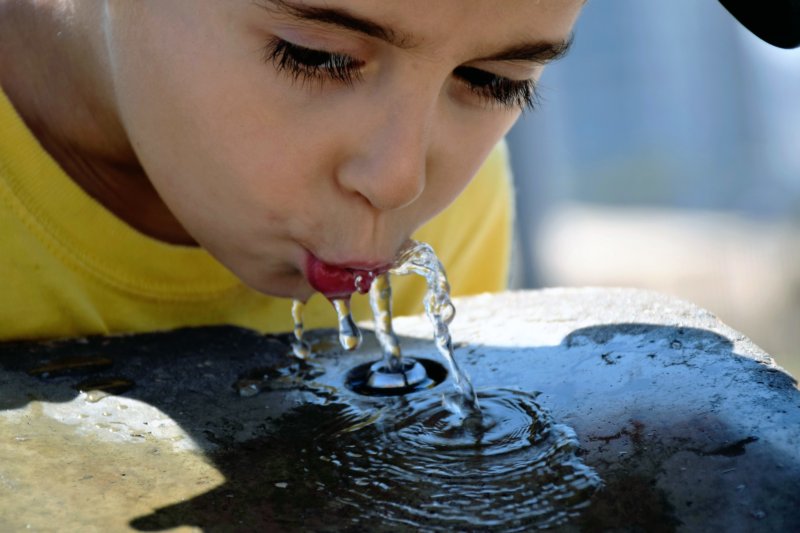 Kinder-Trinkflasche im Test Junge trinkt Wasser