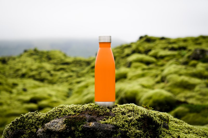 Kinder-Trinkflasche im Test Kinder-Trinkflasche steht auf einem Felsen