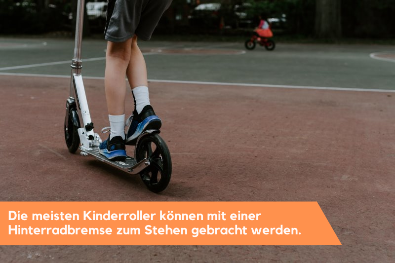 Ein Kinderroller wird mit einer Bremse zum Stehen gebracht