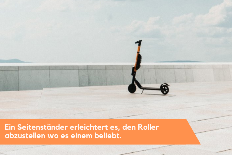 Ein Roller wurde mit einem Seitenständer abgestellt