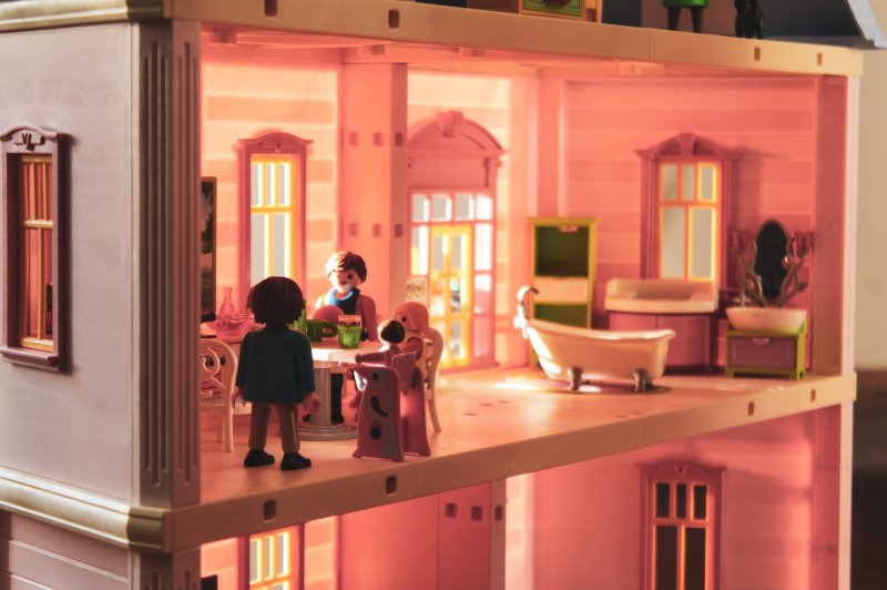 Playmobil Puppenhaus Playmobil-Figuren sind in einem dekorierten Puppenhaus platziert.
