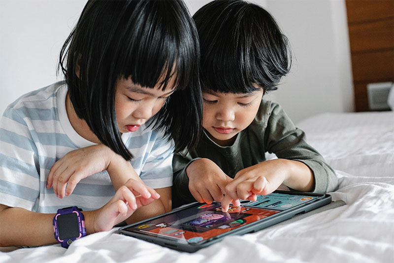 Zahnputzapps-für-die-Zahnputzroutine Kinder spielen Spiele am Tablet