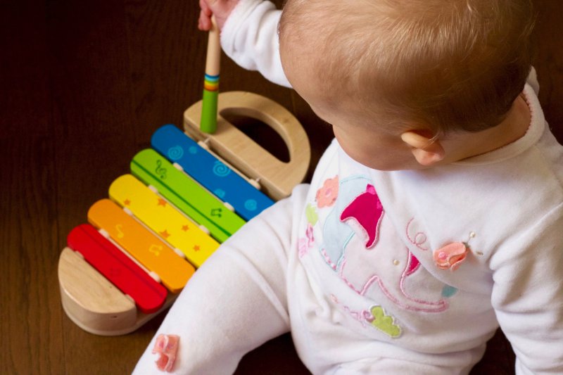 Baby spielt Denkspiel. Kind spielt mit einem Spielzeug.
