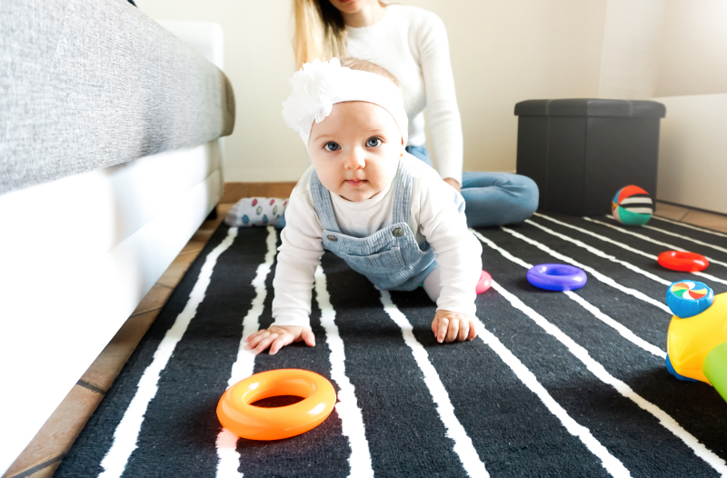 Baby krabbelt zum Spielzeug Baby krabbelt zum Spielzeug