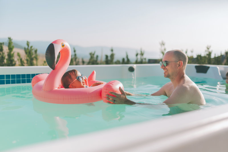 Baby-Schwimmhilfe sorgt für Spaß im Wasser Wasser-Spaß mit der Baby-Schwimmhilfe