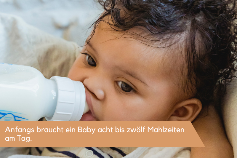Baby stillen Ein Baby nuckelt an einer Flasche mit Milch