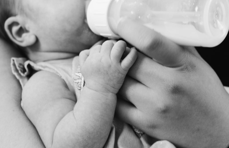 Erwärmen und Erhitzen mit einem Vaporisator Baby wird mit Flasche gefüttert