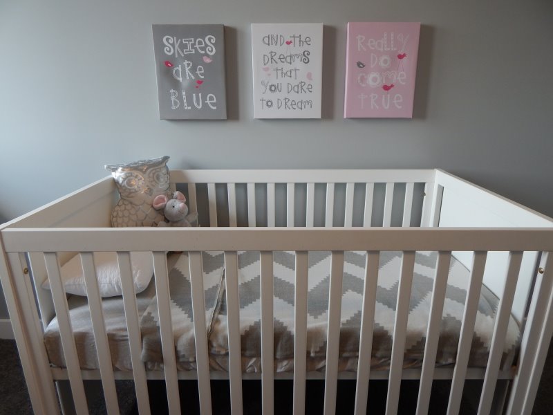 Ein Gitterbettchen in einem Mädchen-Babyzimmer Die breite zwischen den Gittersprossen sollte maximal 6,5 cm betragen