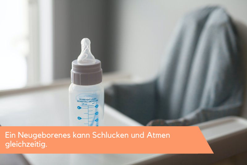 leere Babyflasche auf dem Tisch Babyflasche auf dem Tisch