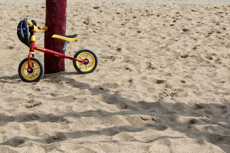 Laufrad mit Helm Laufrad mit Helm am Strand