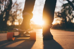 E-Longboard im Sonnenuntergang