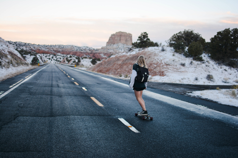 E-Skateboard mit hoher Reichweite E-Skateboard auf einer langen Strecke
