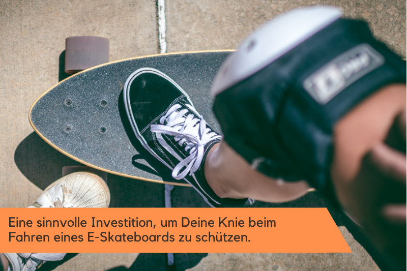E-Skateboard mit Knieschonern Der Gebrauch von Protektoren beim Fahren eines -Skateboards