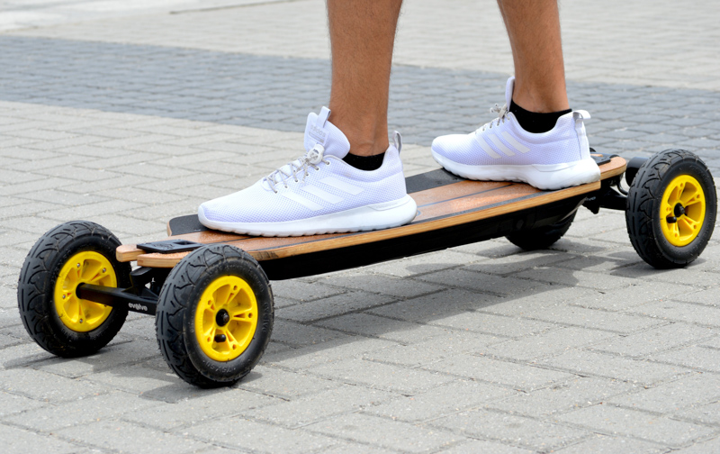 E-Skateboard mit Offroad-Reifen E-Skateboard mit speziellen Reifen für den Offroad-Bereich