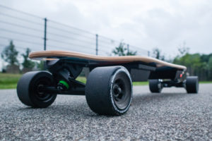 E-Skateboard in der Vorderansicht