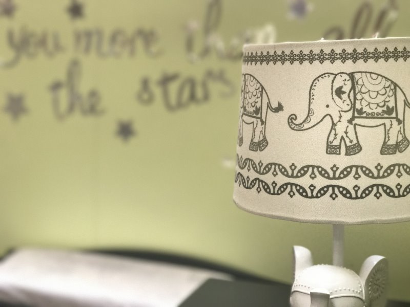 Eine schöne Elefanten-Lampe in einem Babyzimmer Eine Lampe im Babyzimmer erleichtert das nächtliche Stillen