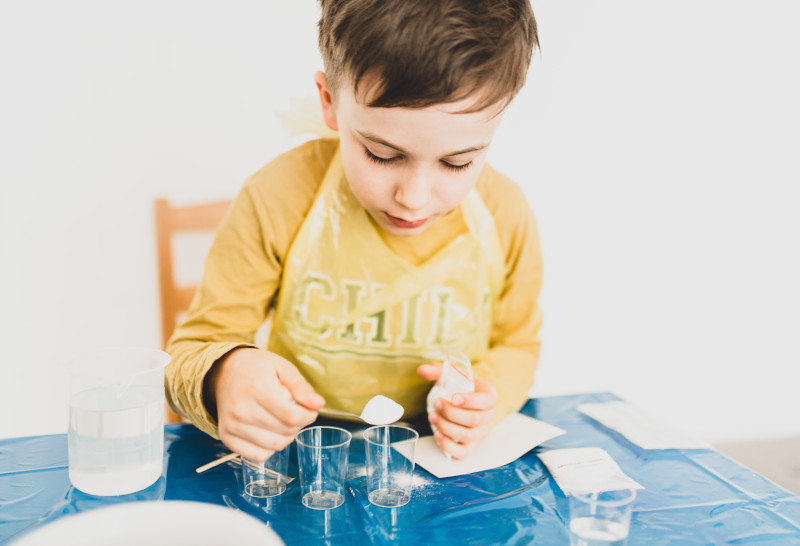 Experimente für Kinder Ein Grundschüler experimentiert