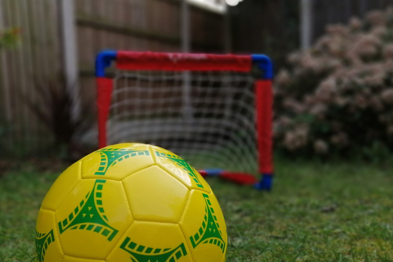 Ball vor dem Kinder Fußballtor Mobiles Kinder-Fußballtor