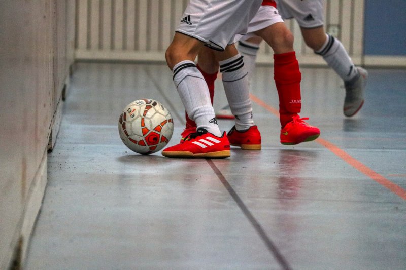 Hallenfußballschuhe für Kinder Kinder spielen in der Halle Fußball
