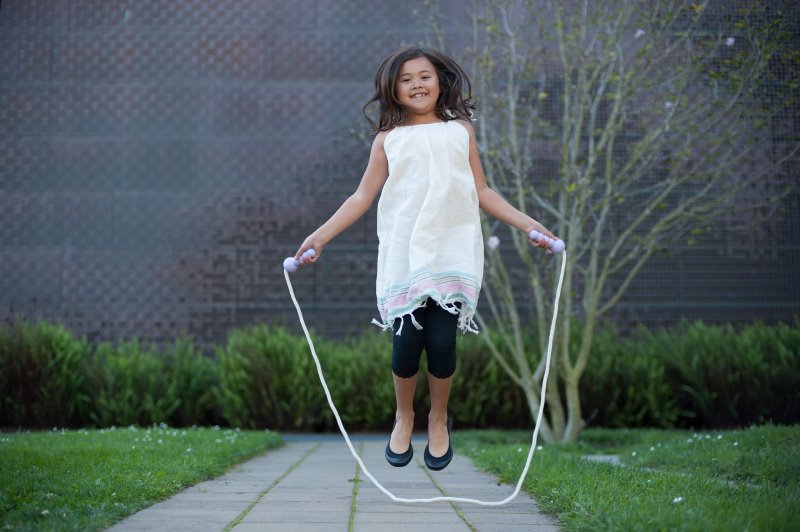 Kind springt mit Kinder-Springseil