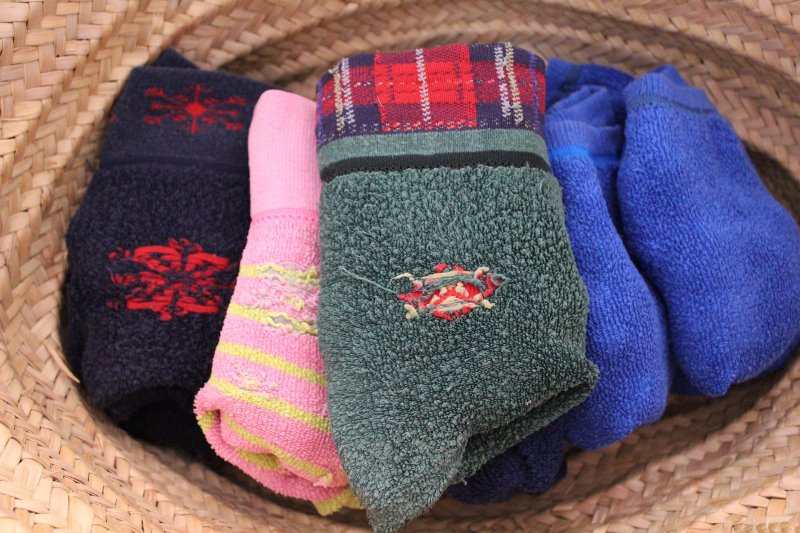 Verschiedene Stoppersocken im Korb