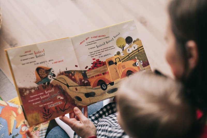 Kinderbücher ab 2 Mutter die ihrem Kind ein Kinderbuch vorliest