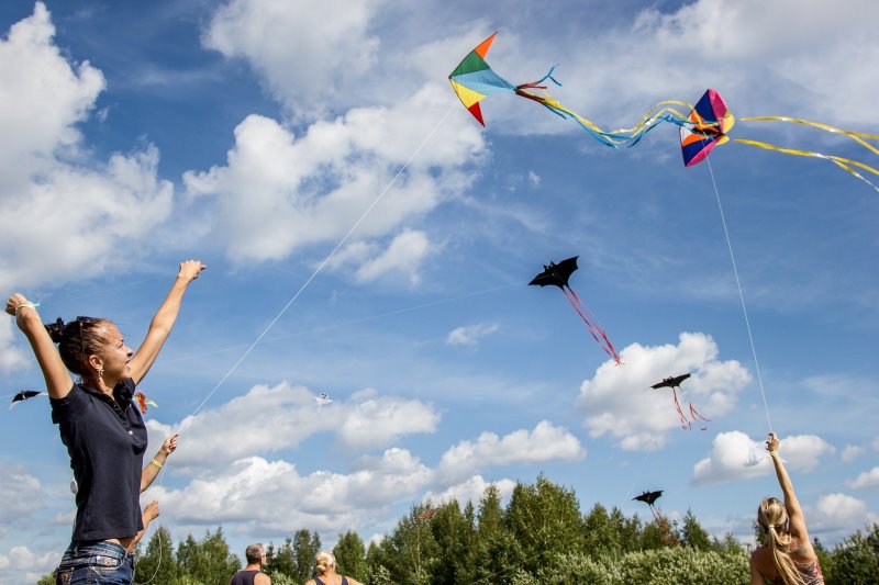 Lenkdrachen fliegen mit Freunden