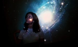 Mädchen vor Sternenhimmel-Projektion