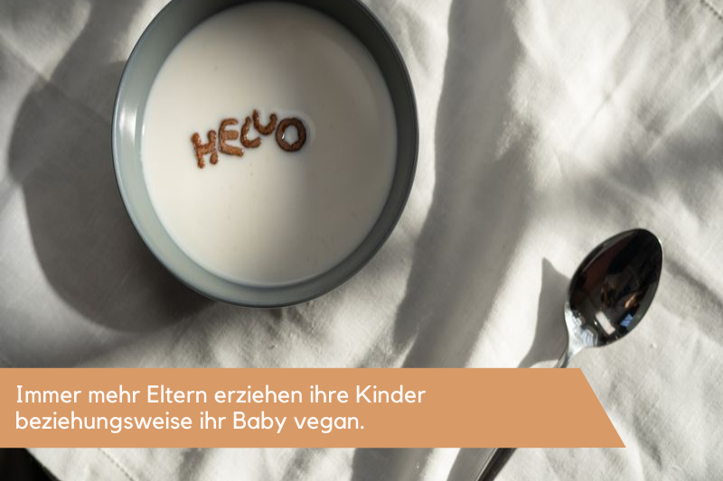 Milch Still BH Eine Tasse mit Milch und Cornflakes, daneben ein Löffel