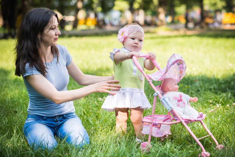 Puppenbuggy Mutter mit Kleinkind und Puppenwagen