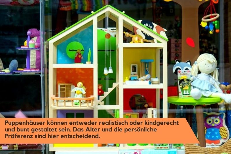 Puppenhaus mit Zubehör Puppenhaus und weitere Spielwaren werden gezeigt.