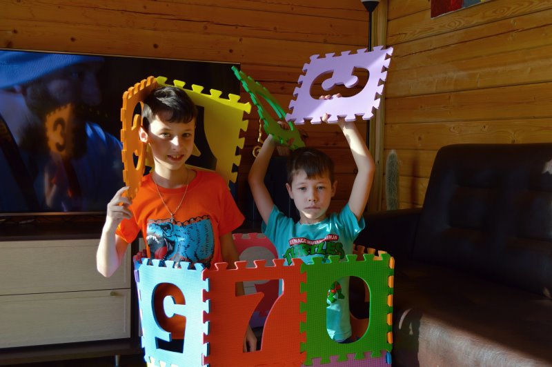 Jungs spielen mit der Puzzlematte