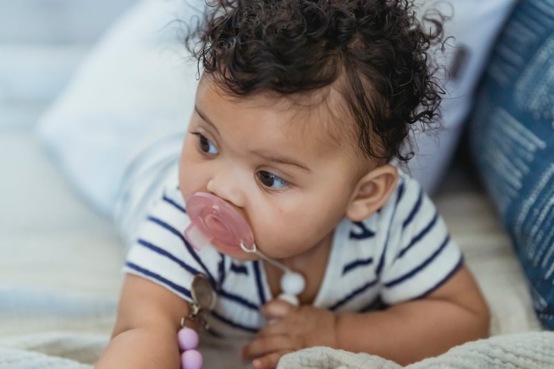 Kind mit Schnullerkette Baby mit Schnullerkette