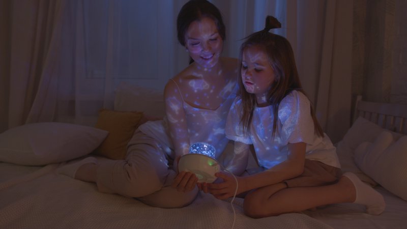 Sternenhimmel-Projektor Mutter und Tochter mit Sternenhimmel-Projektor