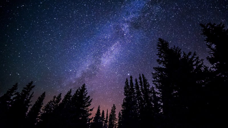 Ein Sternenhimmel in der Nacht.