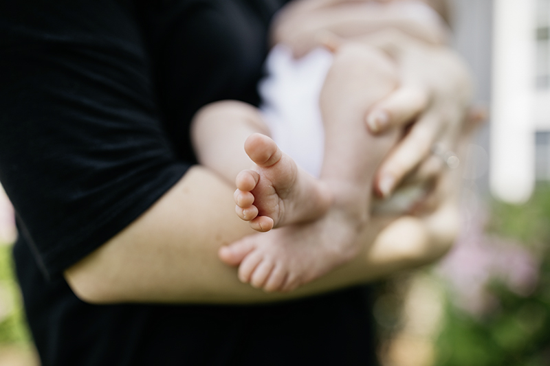 Kleines Baby auf dem Arm